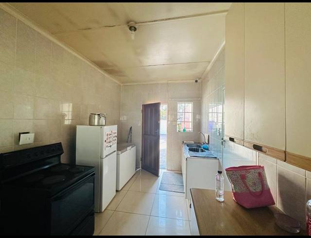3 BEDROOM HOUSE FOR SALE IN LAMBTON GARDENS